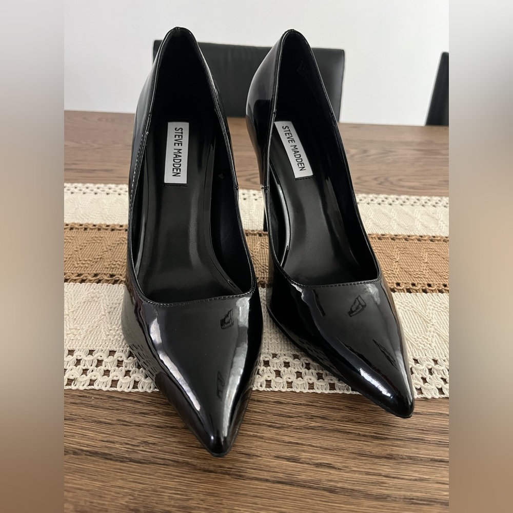 Steve madden black patent leather pumps